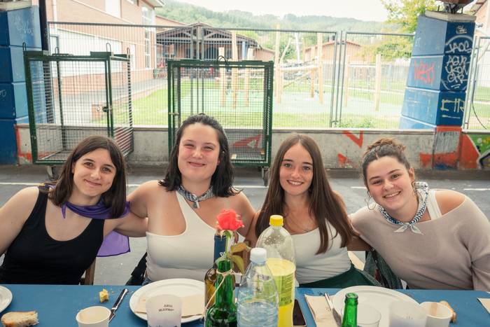 Ehunka lagun bildu dituzte j 121 1757018675482