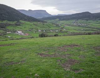 Olabezargo bizilagunek ezezkoa eman diote plaka fotovoltaikoak herriko lursail publiko batean jarri nahi zituen proiektuari