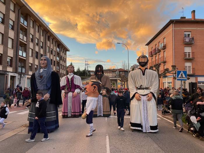 Kalejiran zeharkatu dute Amu 13 1766337567713