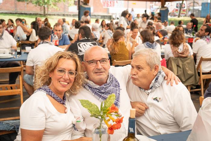 Ehunka lagun bildu dituzte j 32 1757018409529