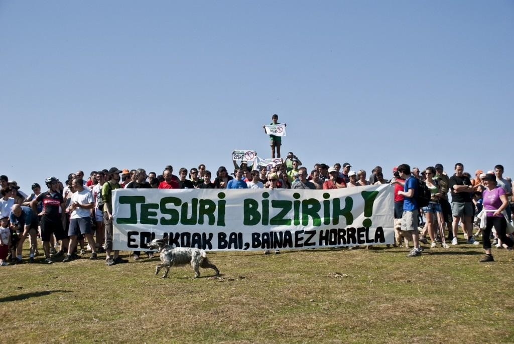 Udaletan onartutako mozien balorazioa egin du "Jesuri ta Ganeko bizirik!" plataformak 