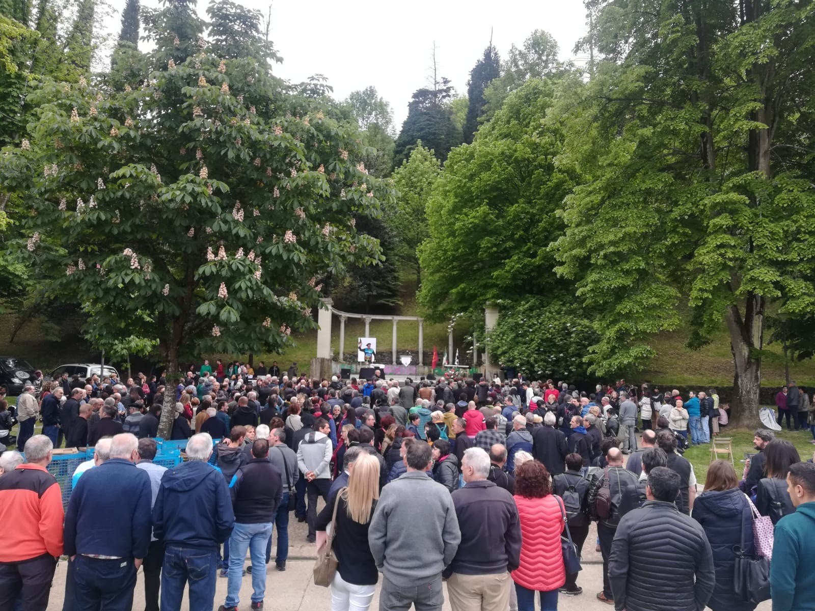 Omenaldi jendetsua egin diote Isidro Murgari