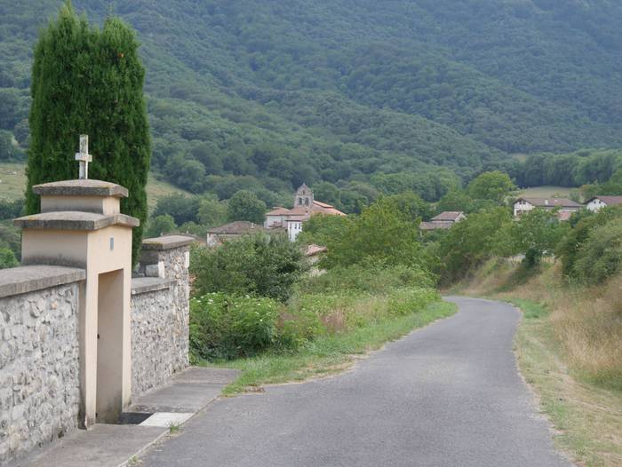 Tertangako hilerritik zeharkatuko dugu herrigunea