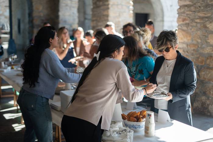 Jatorri ezberdinetako emakum 8 1760897364927