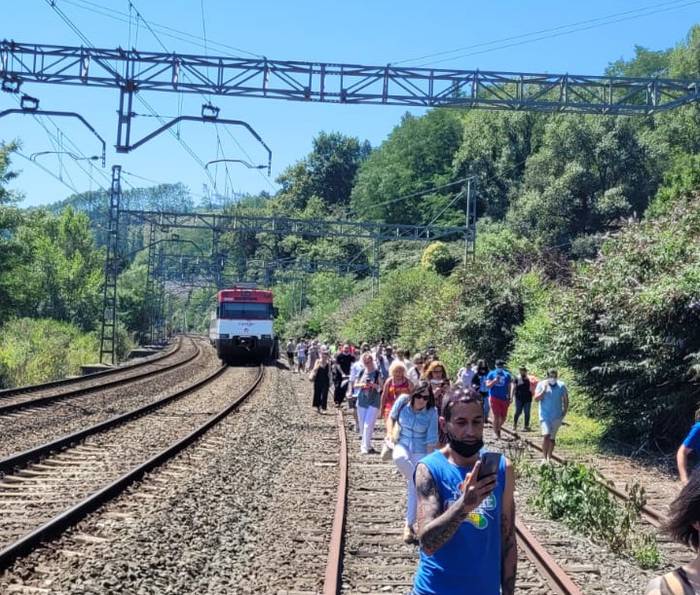 C3 linean matxuratutako tren batek atzerapenak eragin ditu zerbitzuan