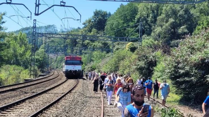 C3 linean matxuratutako tren batek atzerapenak eragin ditu zerbitzuan