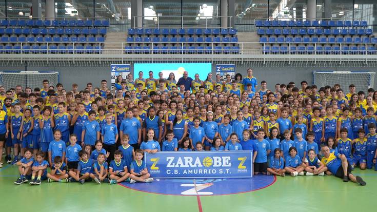 Zaraobe Saskibaloi Taldearen aurkezpenak Bañueta kiroldegia bete du