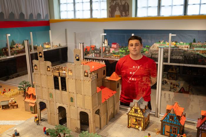 “Zortzi metro karratuko maketa osatu dut Erdi Aroko Urduña playmobilekin irudikatuz”