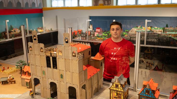 “Zortzi metro karratuko maketa osatu dut Erdi Aroko Urduña playmobilekin irudikatuz”