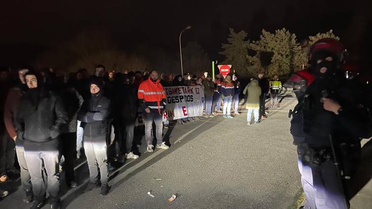Autobusean eta oihu eta txistu artean sartu da Tubos Reunidoseko zuzendaritza 301 kaleratze egiteko espedientearen hirugarren bilerara