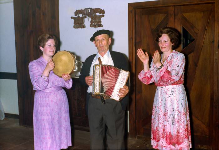 Salbador eta bere alabak jotzen. / Ugarte familiaren artxiboa