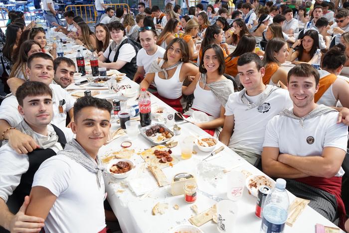 Jendetza batu da kuadrillen  15 1756401795115