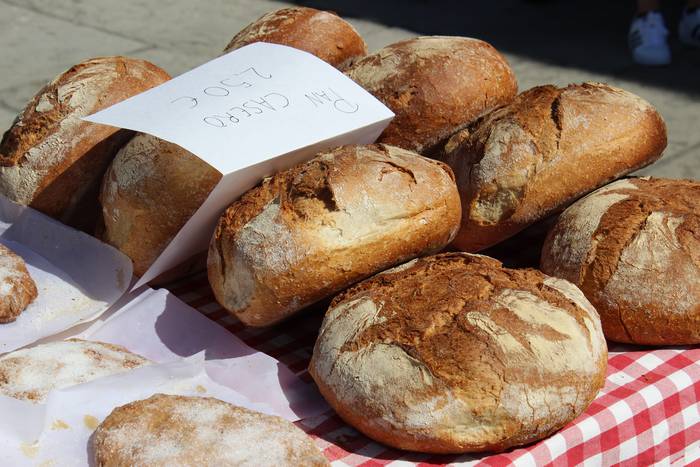 Bertako ogia erosteko aukera eskaini zuten