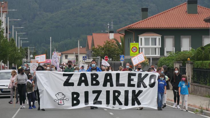 Aiaraldean kalitatezko hezkuntza baten alde borrokan jarraituko duela aldarrikatu du Zabaleko Bizirik! plataformak