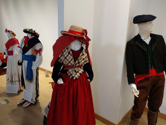Jantzi eta argazki erakusketa osatu du Itxarkundia dantza taldeak - 7