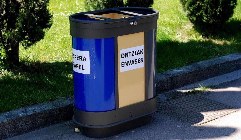 Birziklatzeko 11 zakarrontzi berri herriko ikastetxe eta parkeetan