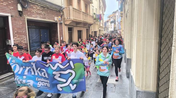 Korrika Txikiak Urduñako alde zaharra hartu du