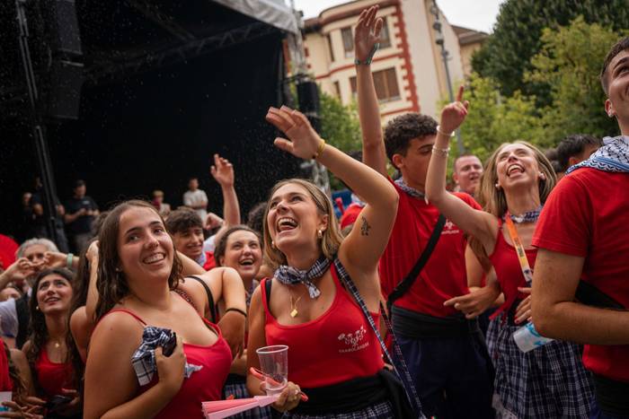 Lehertu da festa-giroa Amurr 64 1755025734271