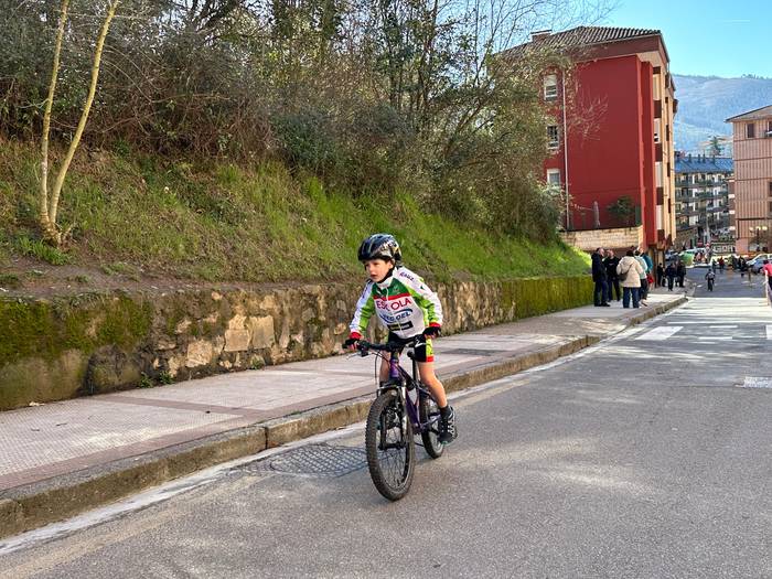 Txirrindulari gazteek erloju 18 1771856203298