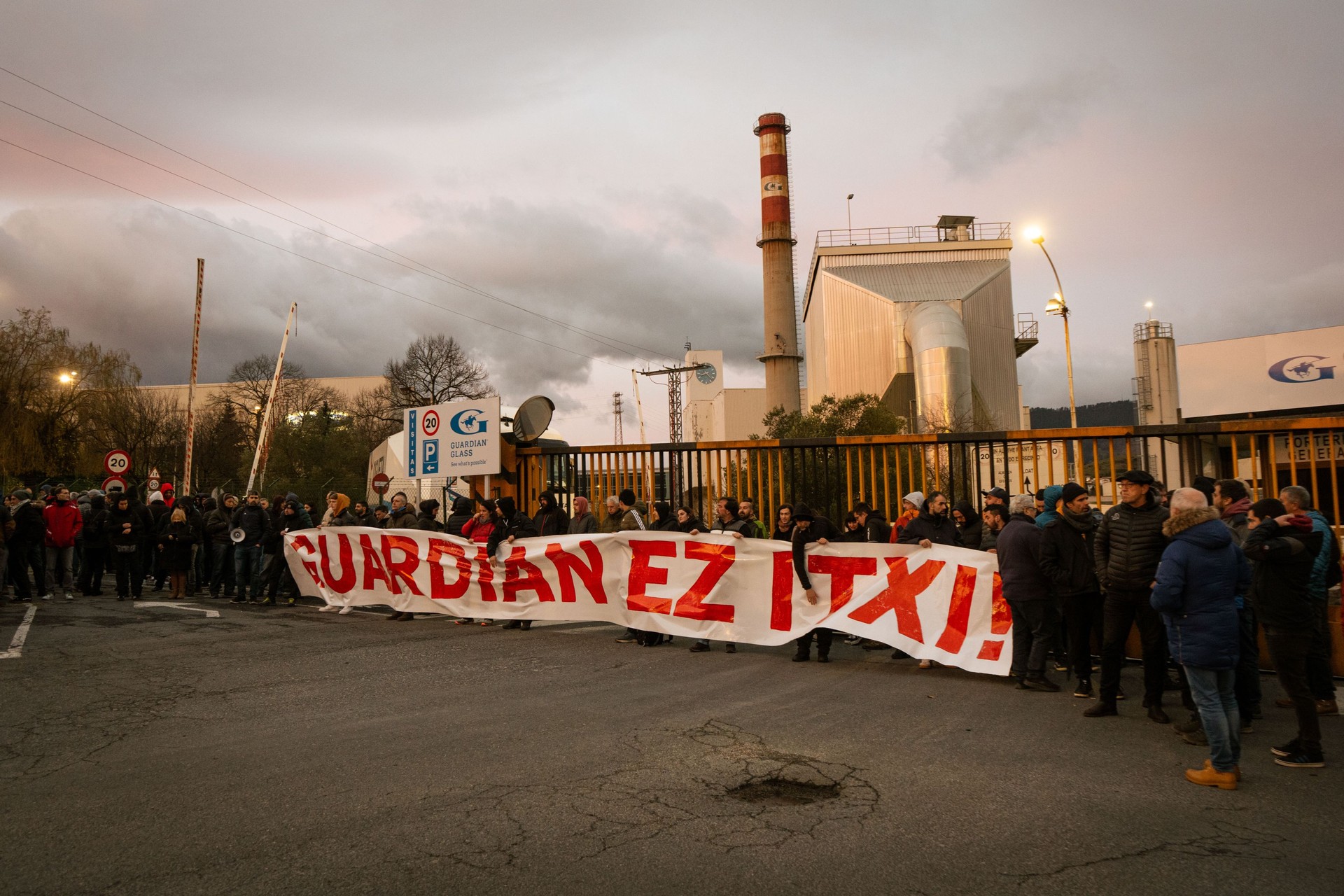 Guardianeko langile gehienek onartu dute enpresa ixteko zuzendaritzaren proposamena eta uko egin diote epaitegietara joateari