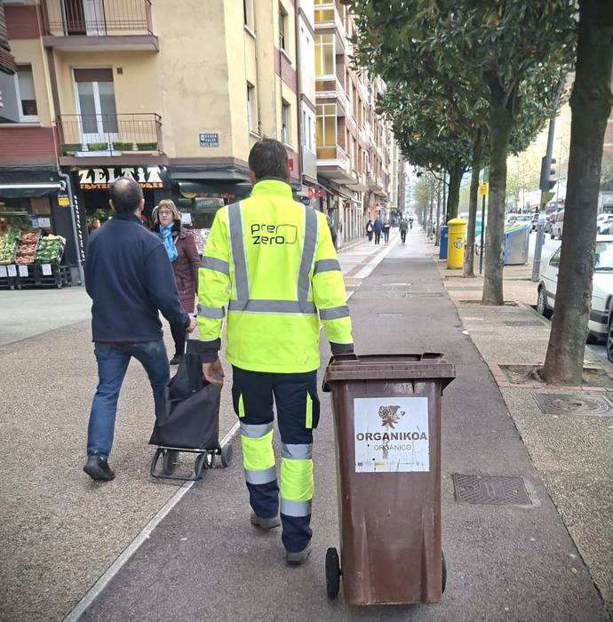 Aiaraldeko Kuadrillak biohondakinen atez ateko bilketa zabalduko du eta elikagai-soberakinetarako ibilbide berria abiatuko du