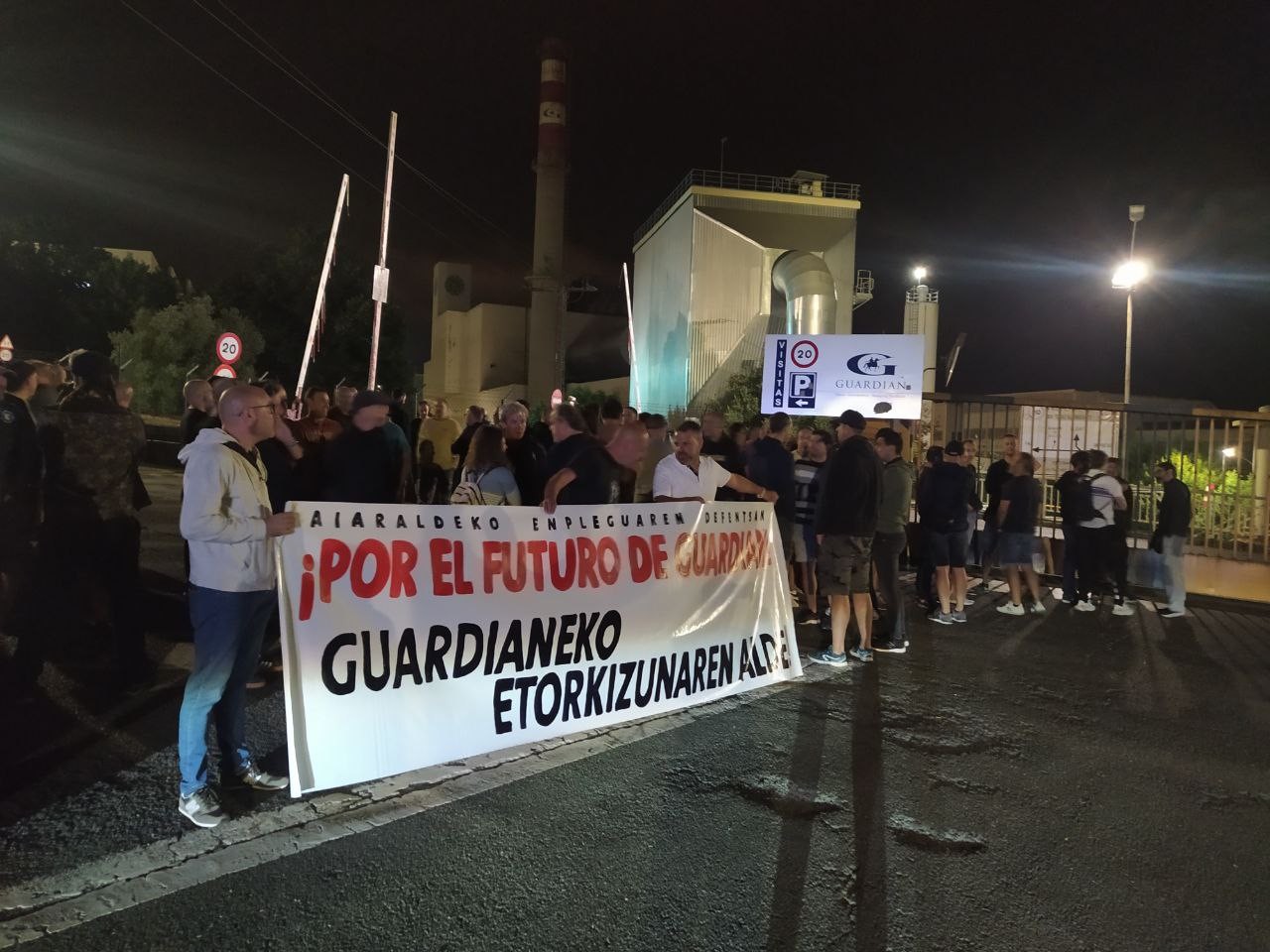 Greba eguna abiatu dute Guardianeko langileek, Glavistako kideekin elkartasunean