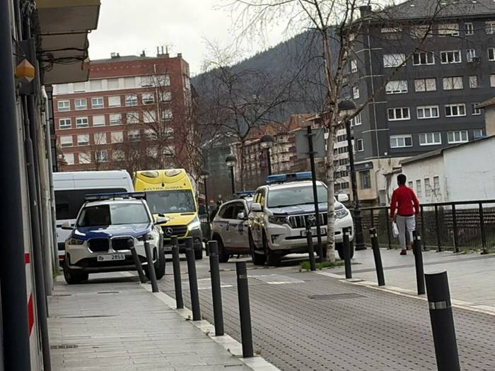 Gizon bat atxilotu dute bere pisukideari labana batekin erasotzeagatik