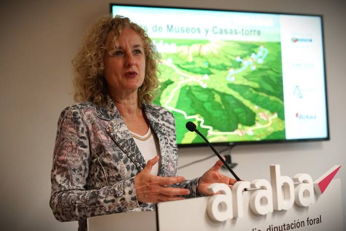 Aiaraldeko museo eta dorretxeen ibilbideak aurkeztu dituzte