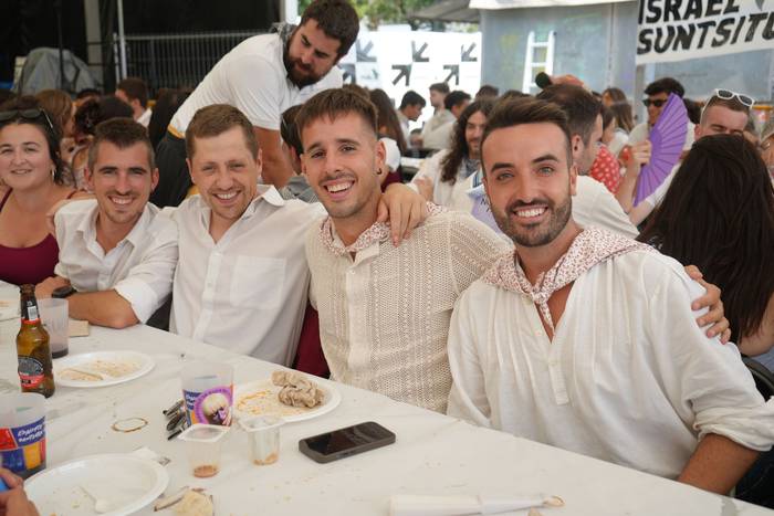 Ehunka lagunek egin dute bat 38 1755423088994