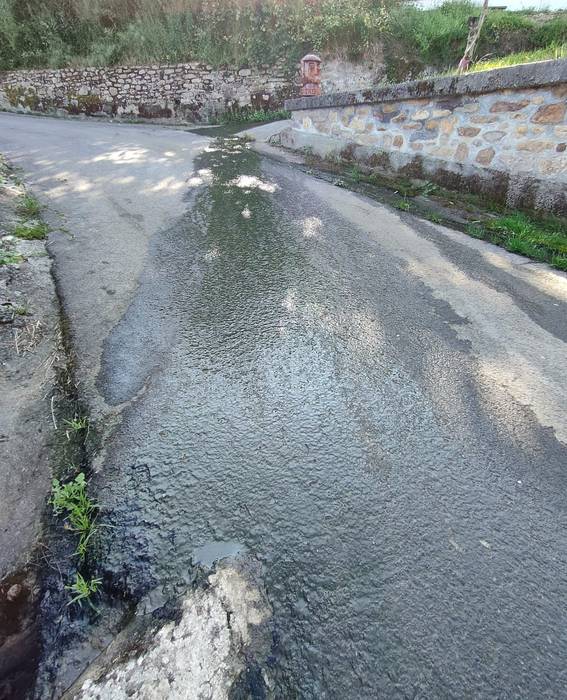 Apiriletik ur beltzen isurketa dutela salatu dute Unzabetxeko auzokideek