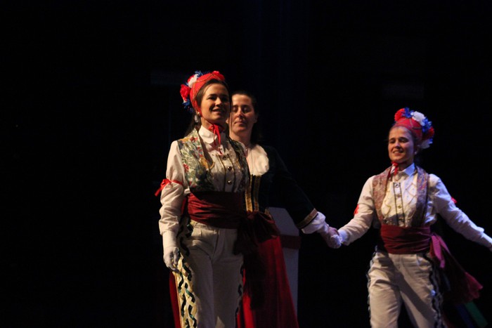 Eskualdeko ehundik gora dantzari eta musikarik koloreztatu zuten Amurrio Antzokiko oholtza - 87