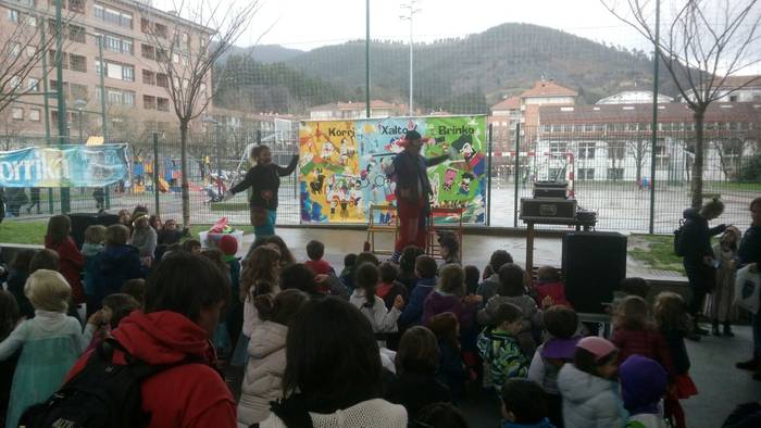 Suak agurtu zituen Aratustea 16 1488368987802