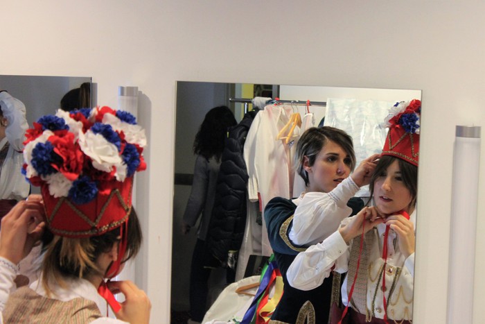 Eskualdeko ehundik gora dantzari eta musikarik koloreztatu zuten Amurrio Antzokiko oholtza - 1