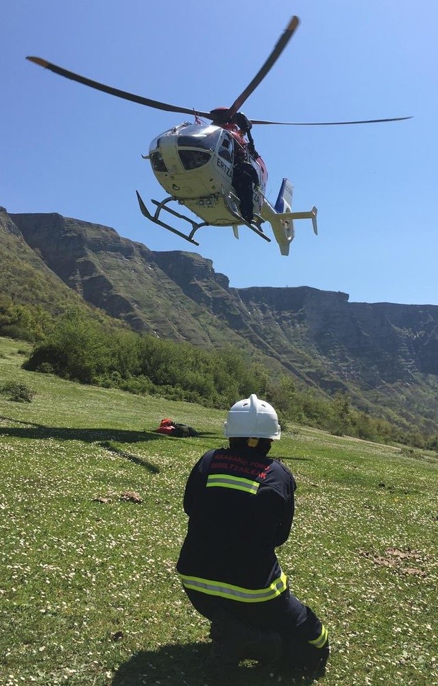 Suhiltzaileek mendizale bat erreskatatu zuten atzo Delikan, Ertzaintzaren helikopteroa baliatuta