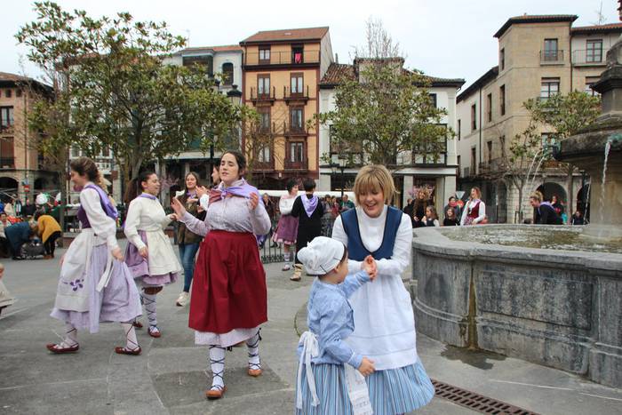 Dantzaren bidez aldarrikatu  2 1520777748662