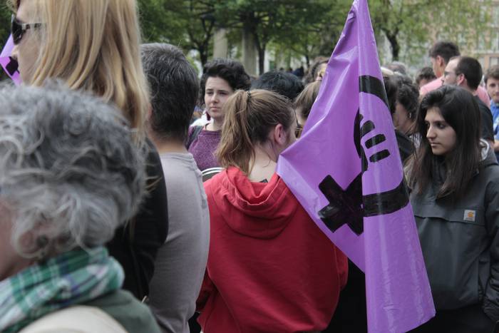 Aiaraldeko mugimendu feministaren epaitegiko protesta