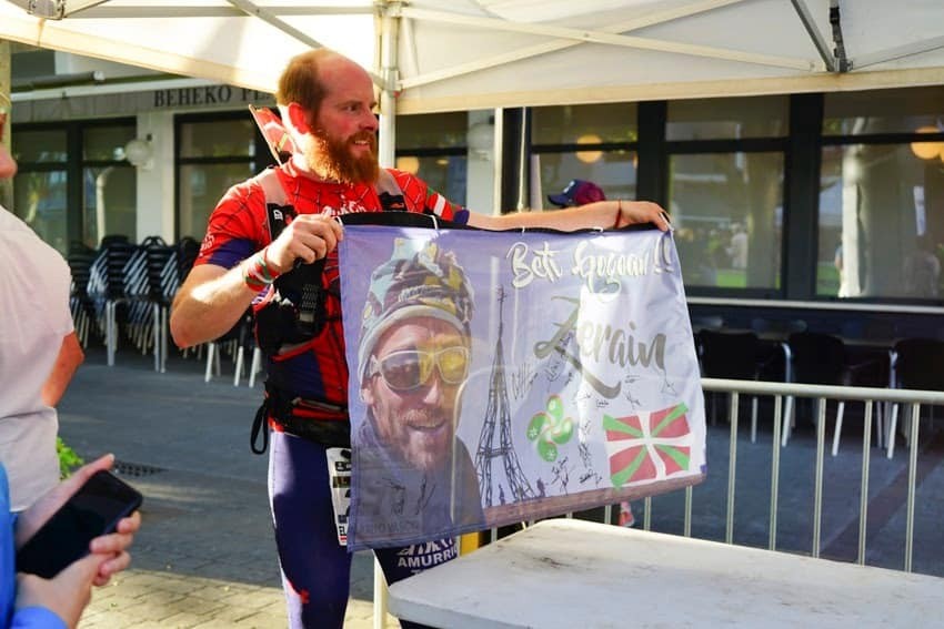 Alberto Zerainen omenez bandera bat eskegi zuen Spiderabelek Gorbeiako gurutzean