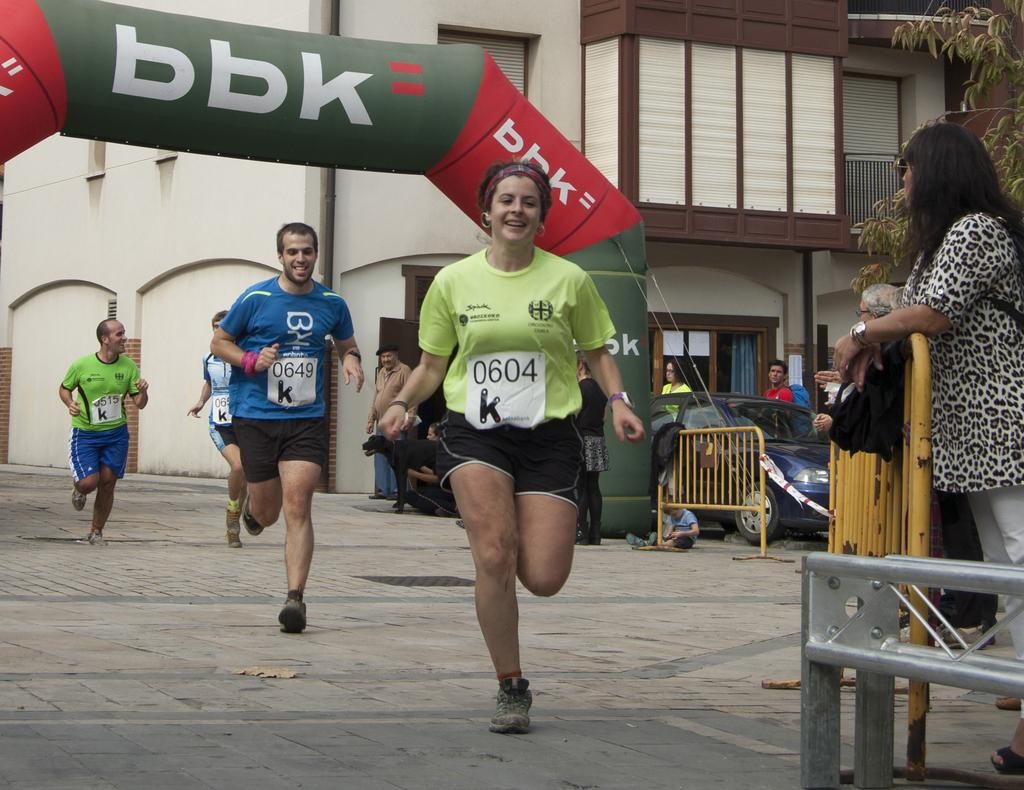 14 kilometro edo enbor mozketa zeinek azkarrago bukatu, korrikalari eta aizkolarien arteko erronka