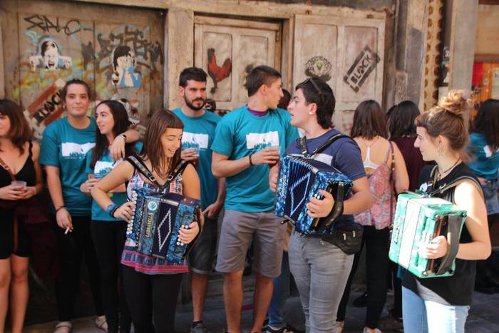 Gazte ugari batu zituen Inde 12 1508073821676