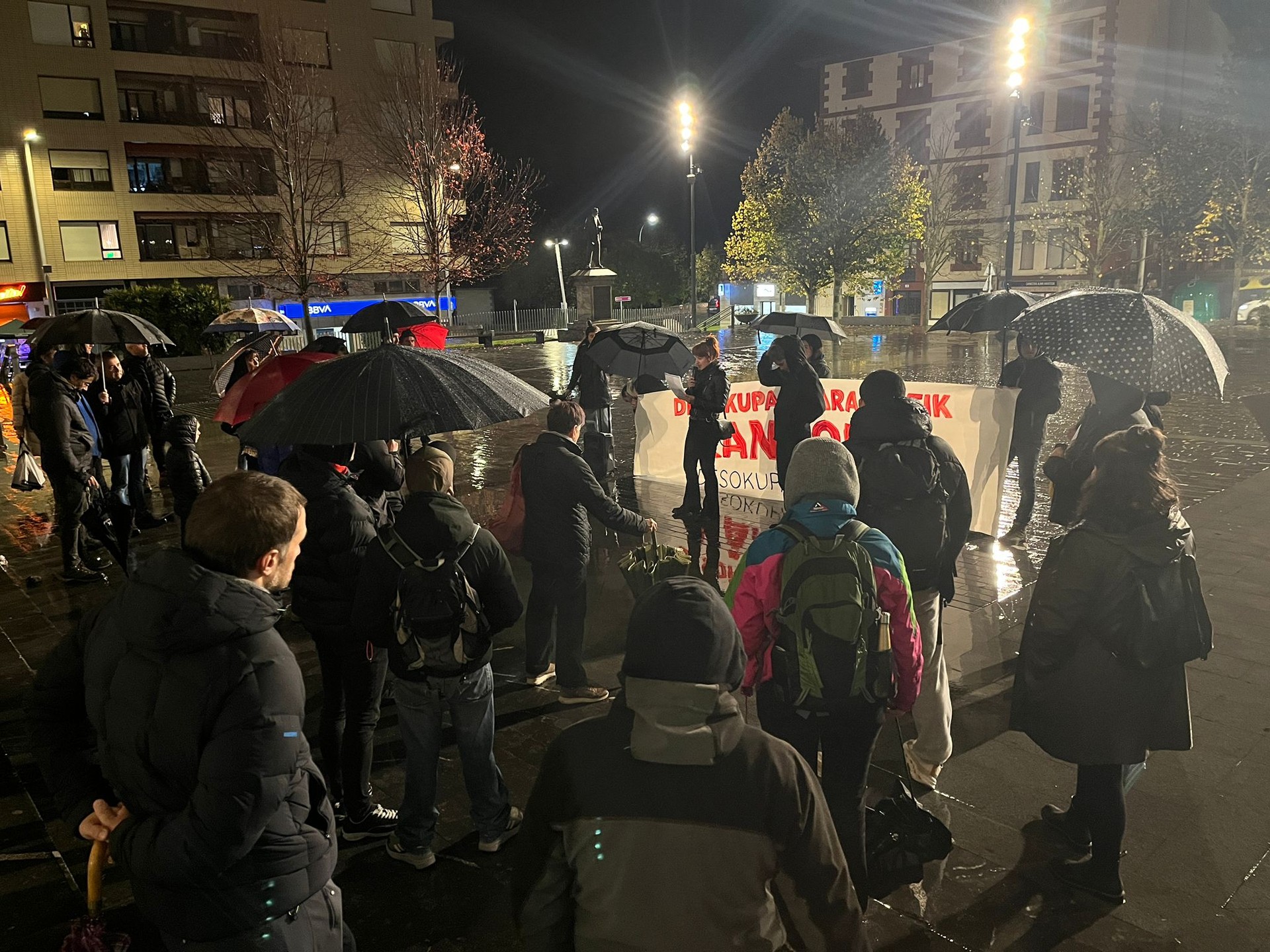 Desokupazio enpresa gehiagorik ez onartzeko deia zabaldu dute Amurrion, bizilagun baten epaiketaren ostean