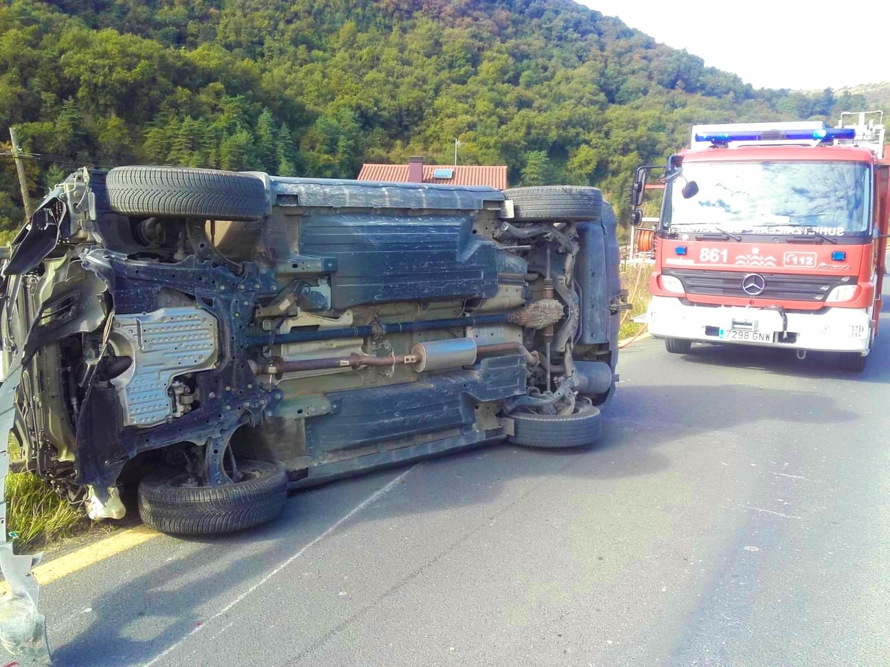 Pertsona bat harrapatuta geratu da iraulitako auto baten barruan, baina dagoeneko atera dute