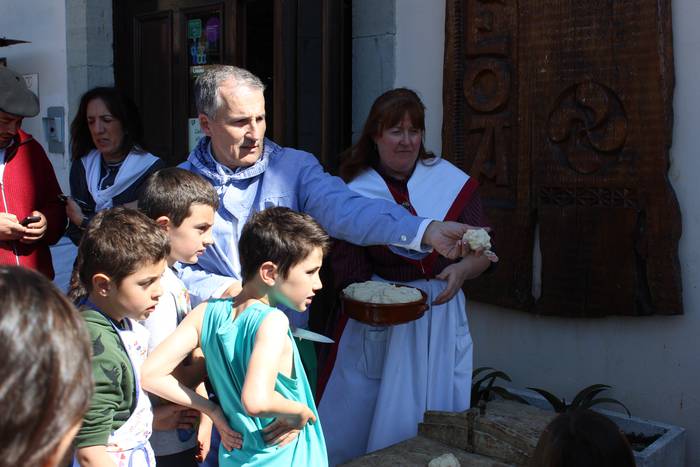Ogiaren orea antzinako balantza batean pisatu zuten