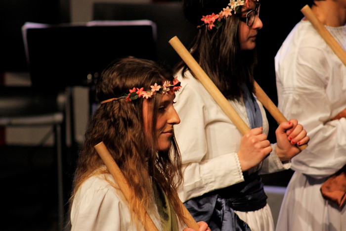 Eskualdeko ehundik gora dantzari eta musikarik koloreztatu zuten Amurrio Antzokiko oholtza - 10