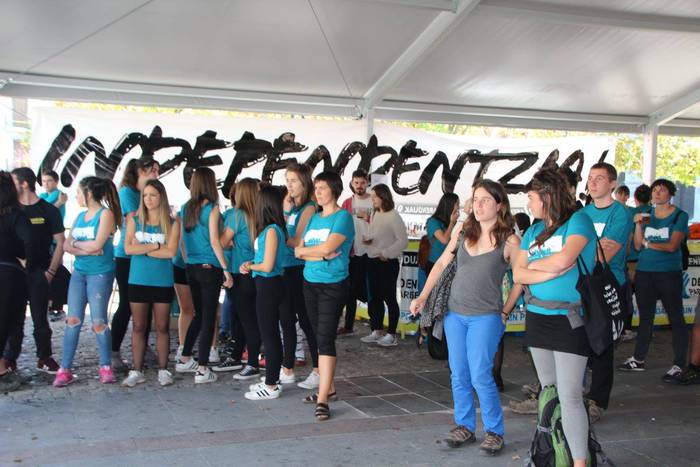 Gazte ugari batu zituen Inde 7 1508073785627