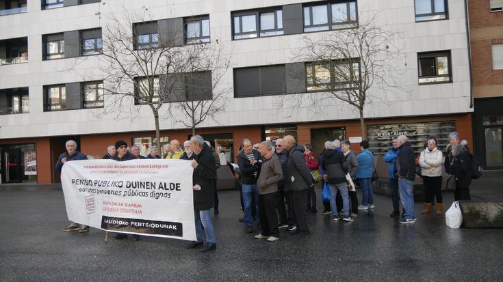 Aiaraldeko pentsiodunek manifestazioa egin dute Espainiako Auzitegi Gorenaren 255/2023 epaiaren ondoriozko ordainketak ofizioz egitea eskatzeko