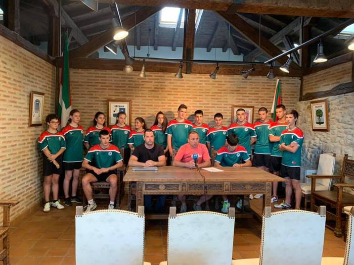 Zaku bete domina ekarri du A 8 1564129361233