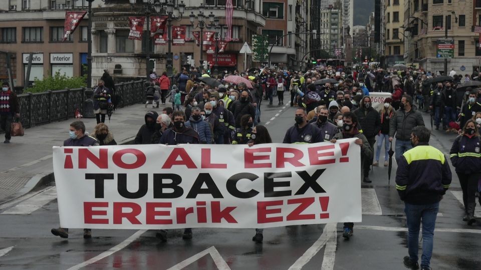 Tubacex taldeko zuzendaritzak euskal erakundeen babesa eskatu du, gutxiengo zerbitzuak ekoizpenean bertan behera utzi dituen bitartean