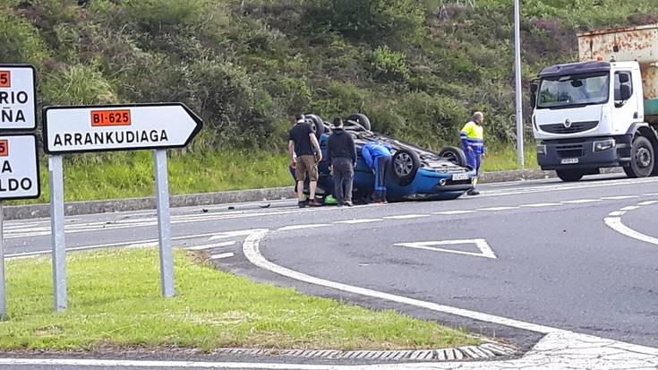 Auto bat irauli da Arrankudiaga-Zollon eta pertsona bat harrapatuta dago