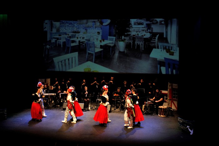 Eskualdeko ehundik gora dantzari eta musikarik koloreztatu zuten Amurrio Antzokiko oholtza - 46