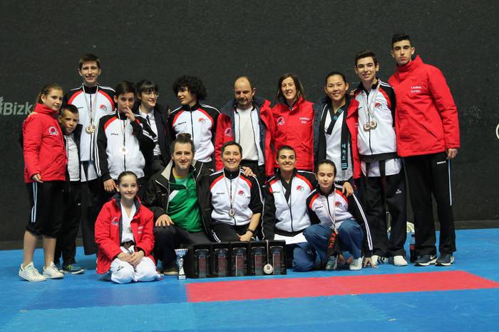 Urrezko bost domina lortu di 11 1519024118520